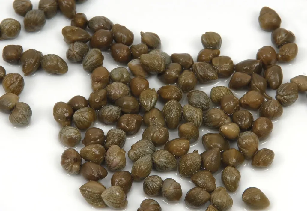 Alcaparras verdes listas para comer en un cuenco